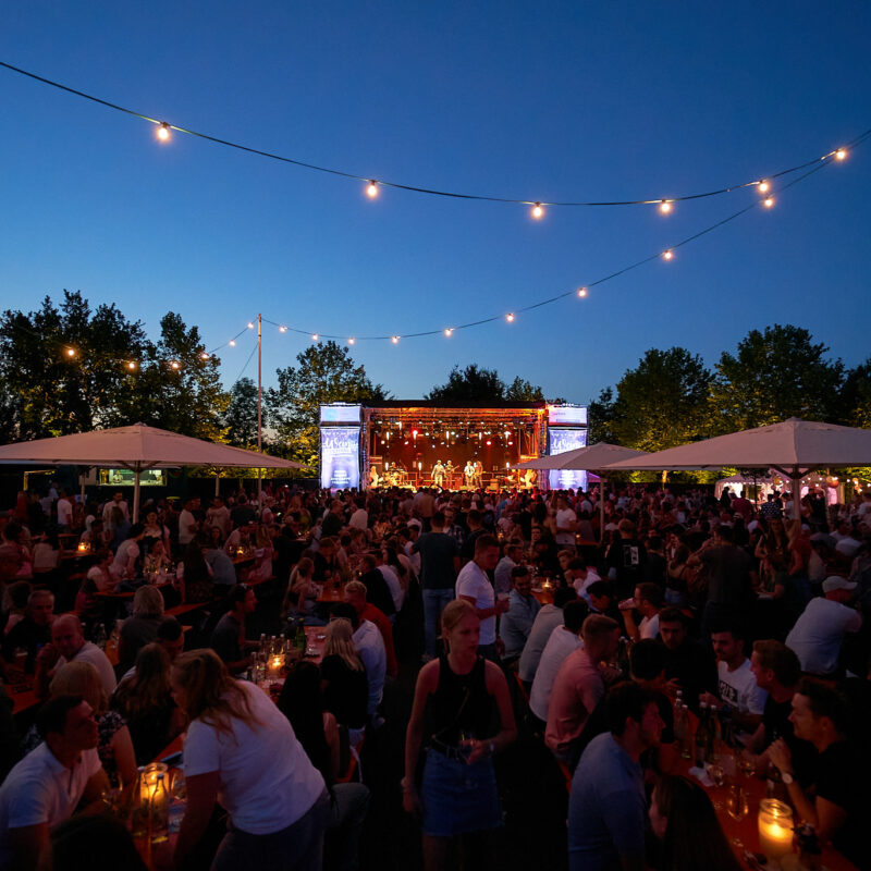 Festplatz in der Dämmerung mit Blick auf die Bühne